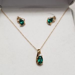 Emerald gold and diamond necklace and earrings set
